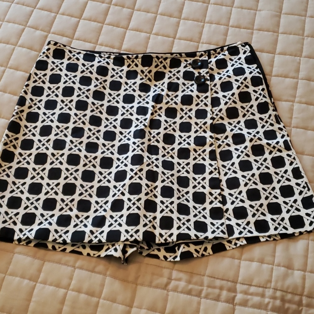 White House black market skort